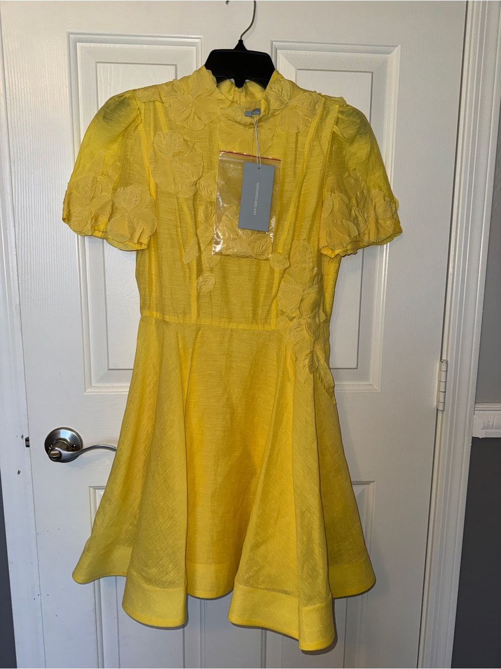 NWT ANTONIO MELANI Yellow
Linen A-Line Dress with Floral Appliqué Size 4 - Picture 3 of 8